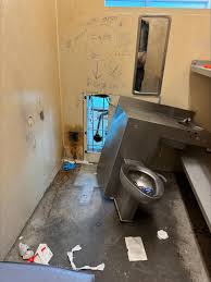 10 Inmates Escape New Orleans jail Through Hole in The Toilet